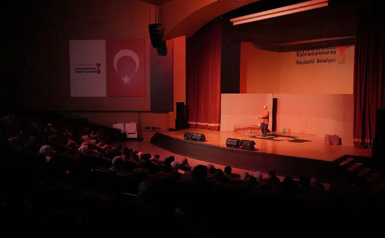 Kahramanmaraş'ta Tiyatroseverlerin Kahkaha Dolu Anları: "Bir Tabak Daha" Sahne Aldı