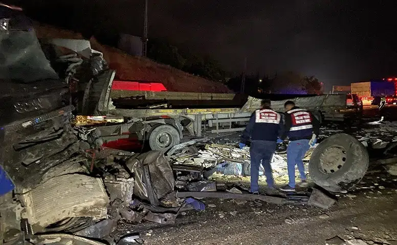 Elazığ-Malatya Yolunda 3 Tır Çarpıştı: Bir Kişi Can Verdi