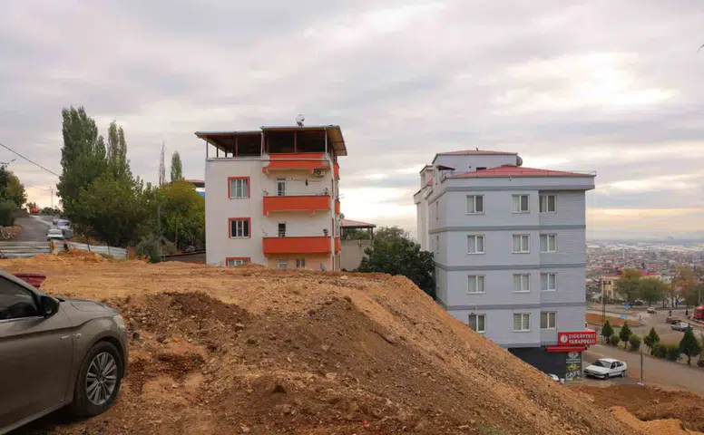 Kahramanmaraş’ta çöken yol toprakla dolduruldu