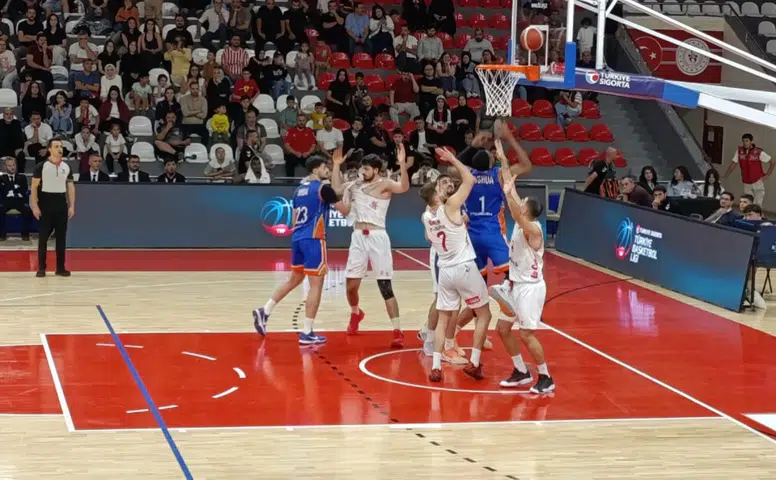 Kipaş İstiklal Basketbol evinde 114 sayı attı, zirveye yükseldi