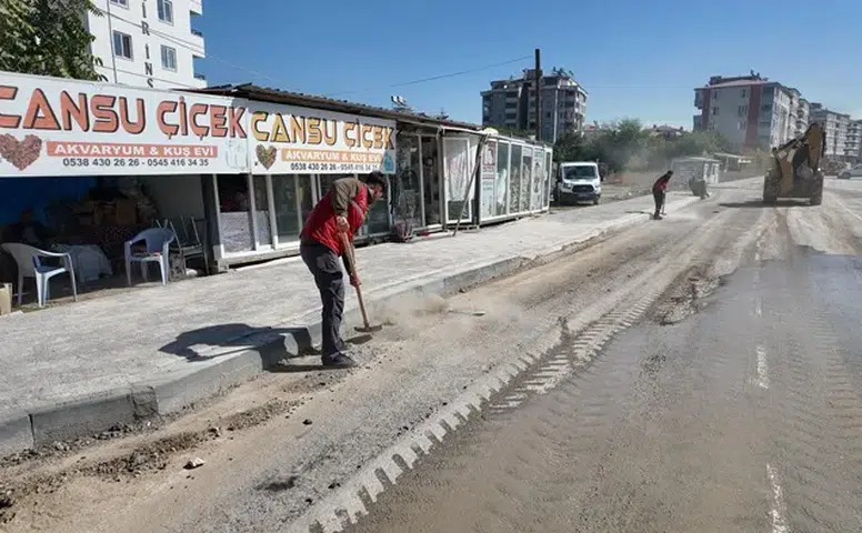 Elbistan’da Hacı Esat Efendi Caddesi’nde temizlik