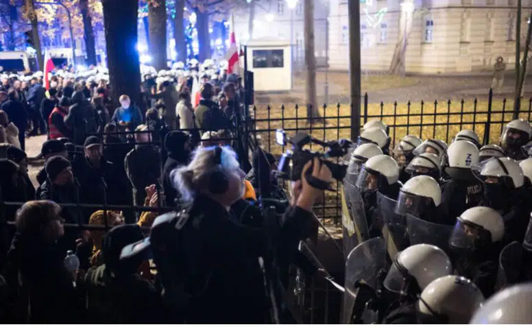 Polonya’da anayasa krizi: Mahkemeye polis ablukası