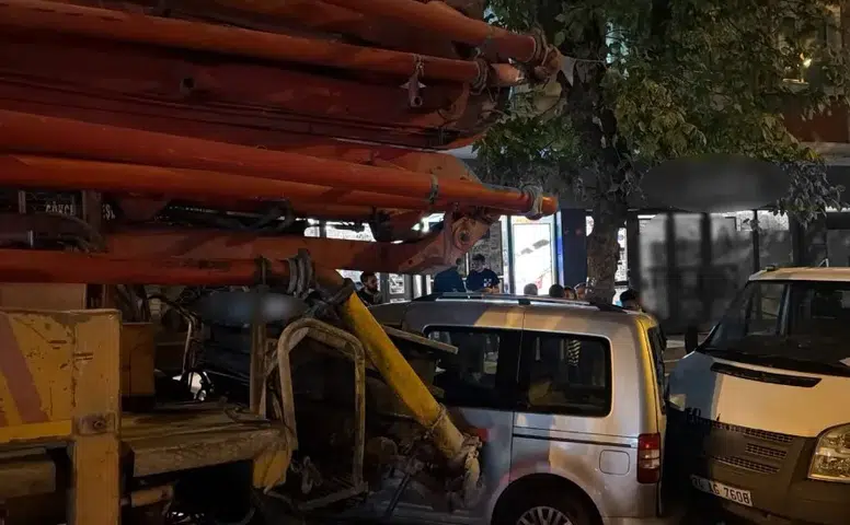 Avcılar’da Geri Kayan Beton Pompası 7 Araca Hasar Verdi