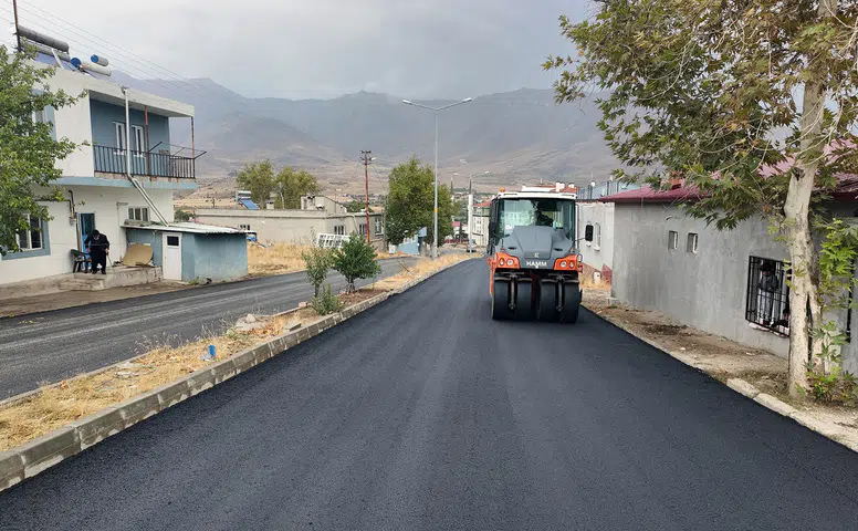 Ekinözü’nde iki mahallede sıcak asfalt çalışmaları