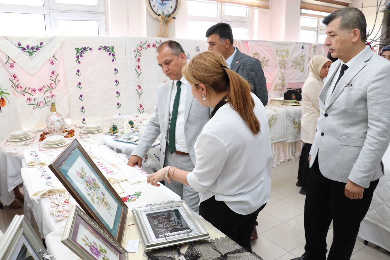 Dulkadiroğlu Halk Eğitimi Merkezi’nde Geleneksel Yıl Sonu Sergisi Coşkuyla Açıldı2