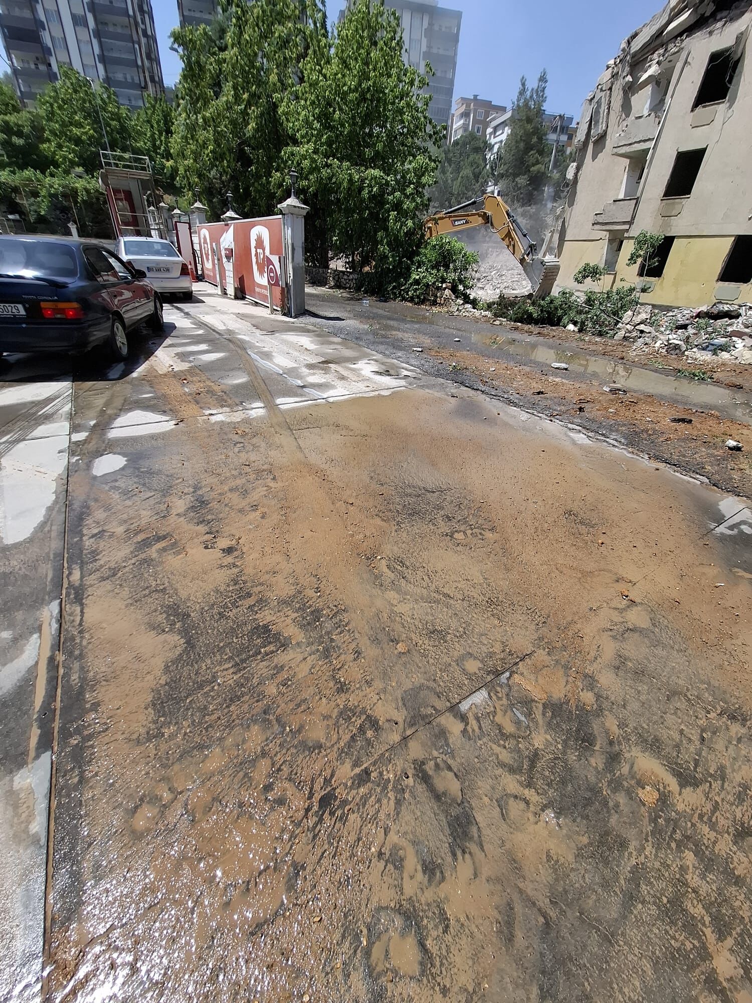 Kahramanmaraş’ta Hasarlı Binaların Yıkımı Sürüyor1