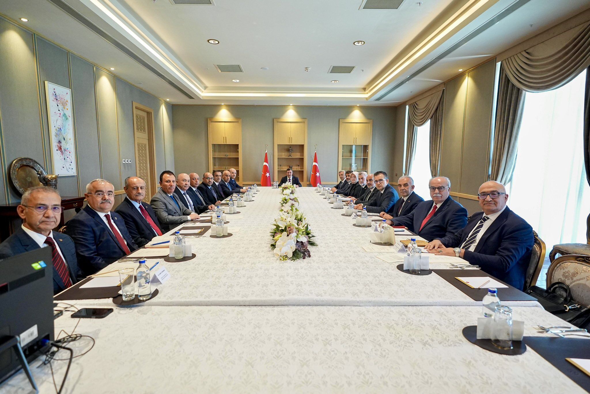 Gu3 B A W E Xc A Ay 6 W