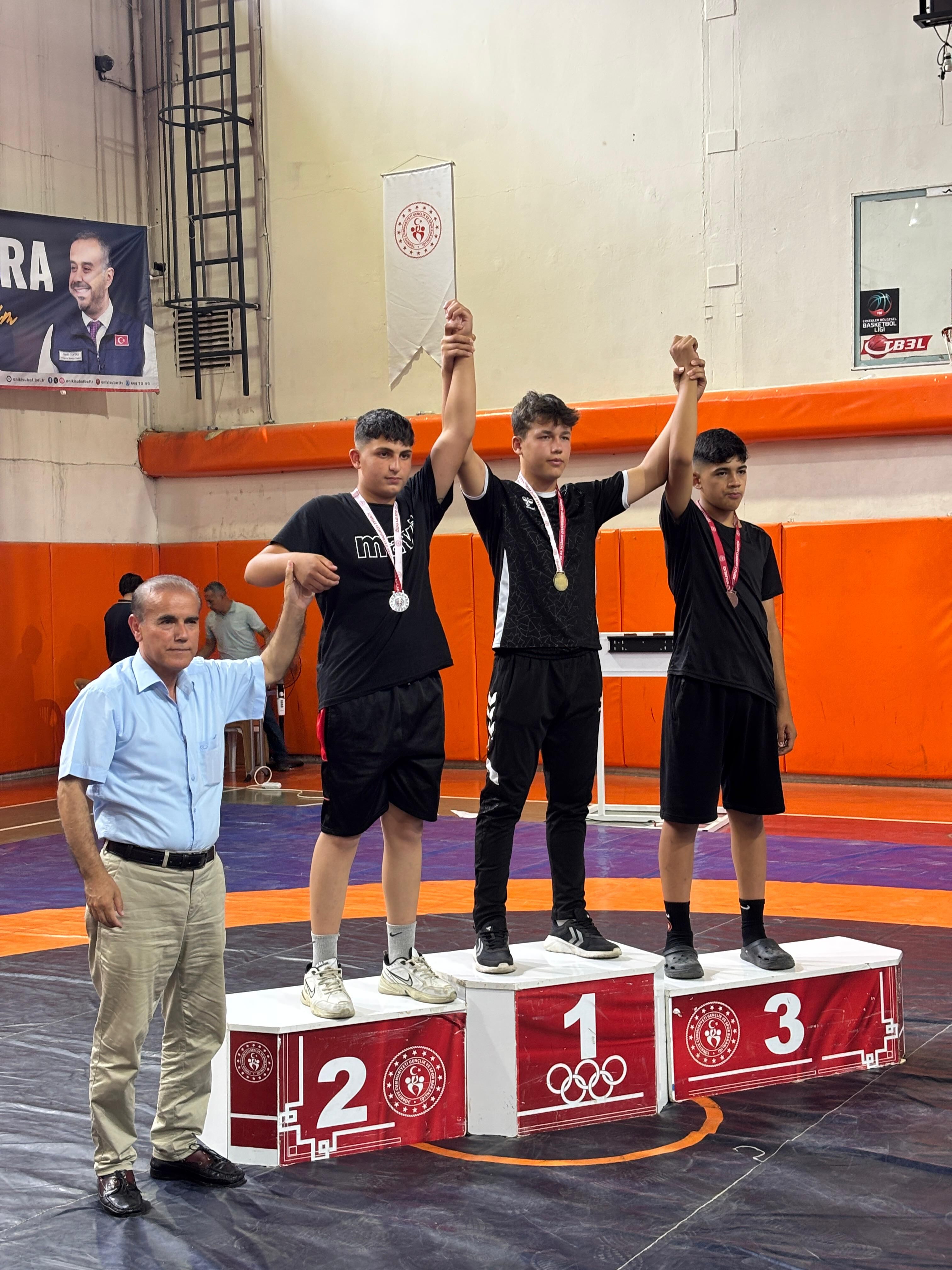 Kahramanmaraşlı Genç Pehlivanlar Minderde Ter Döktü1