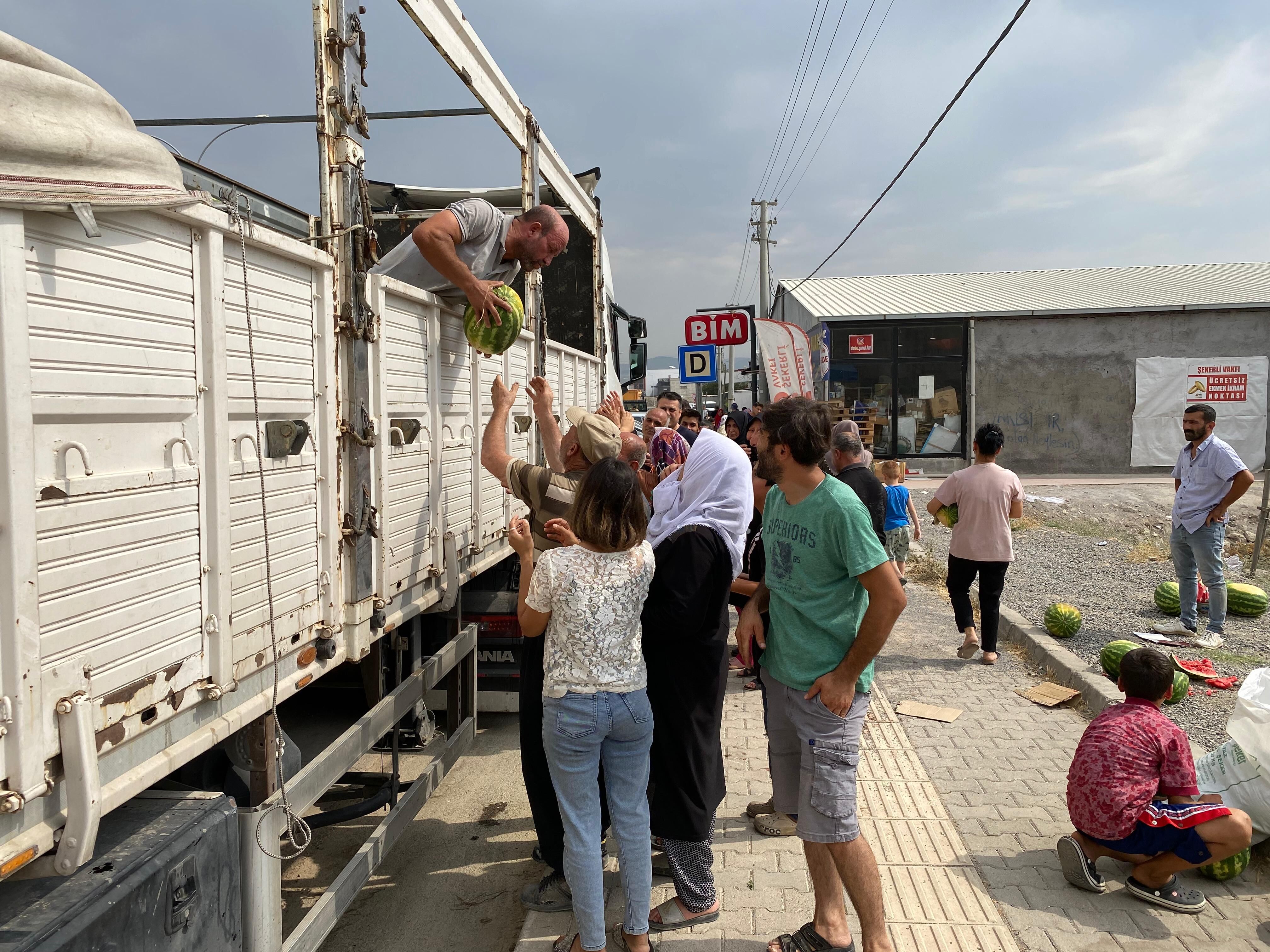 Kahramanmaraşlı Karpuz Üreticisi İsyan Etti 25 Ton Karpuzu Ücretsiz Dağıttı