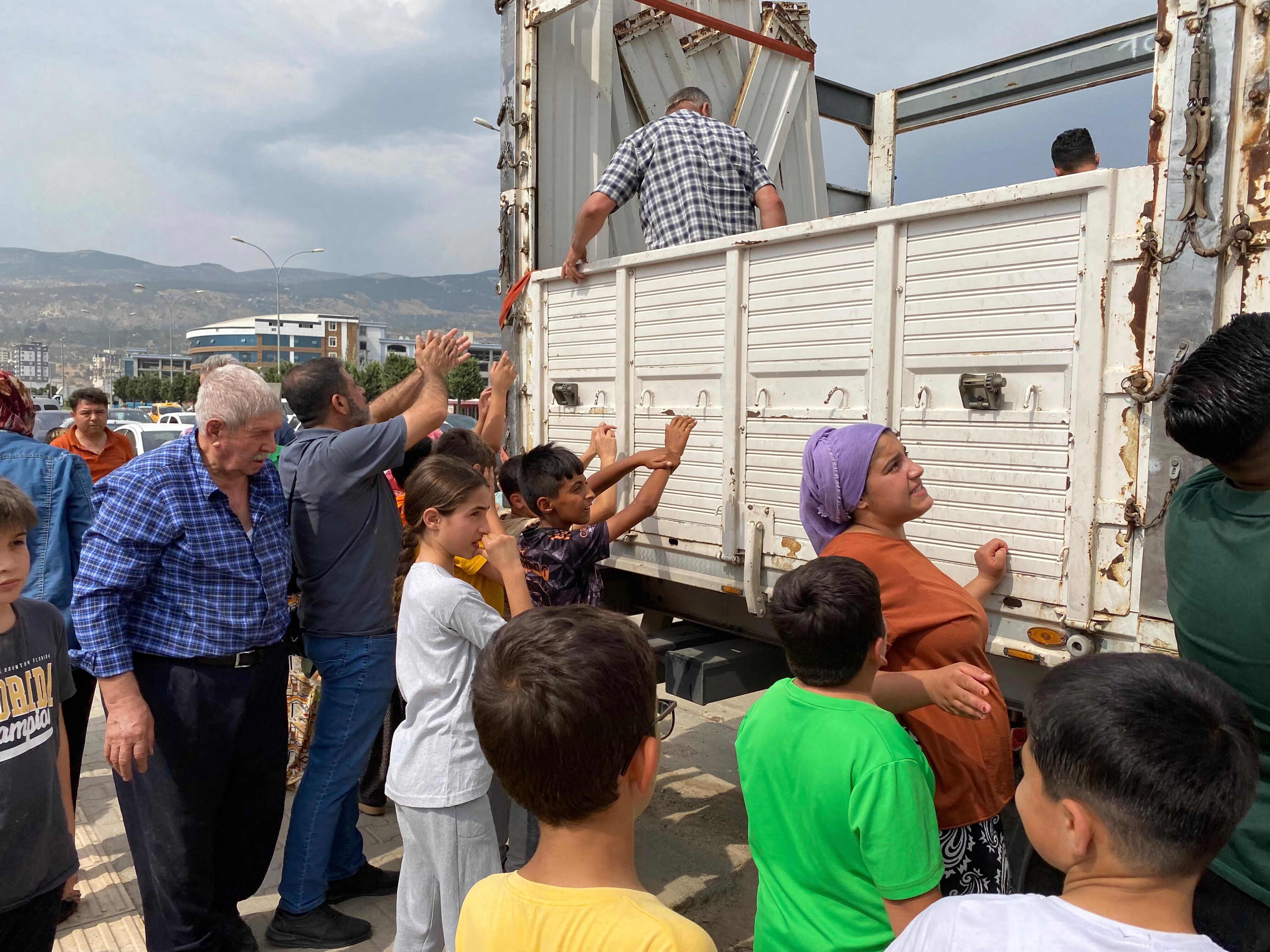 Kahramanmaraşlı Karpuz Üreticisi İsyan Etti 25 Ton Karpuzu Ücretsiz Dağıttı1