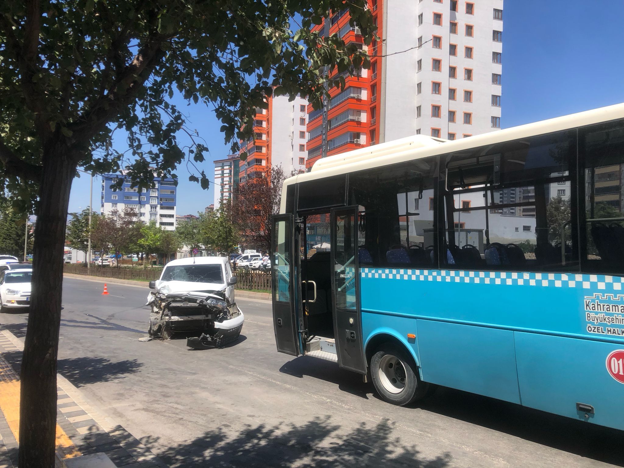 Kahramanmaraş’ta Trafik Kazası Ticari Araç Halk Otobüsüne Çarptı3