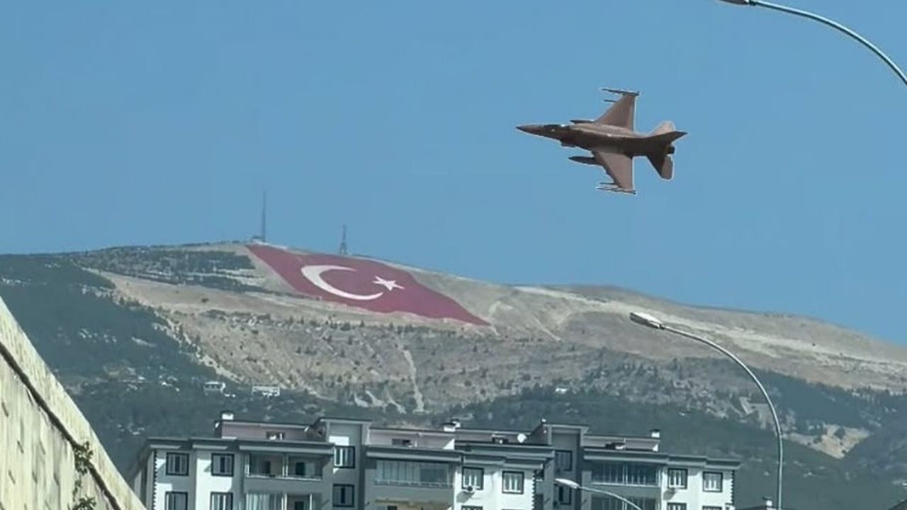 Kahramanmaraş’a Gelen F 16 Pilotlarından Hatıra Fotoğrafı