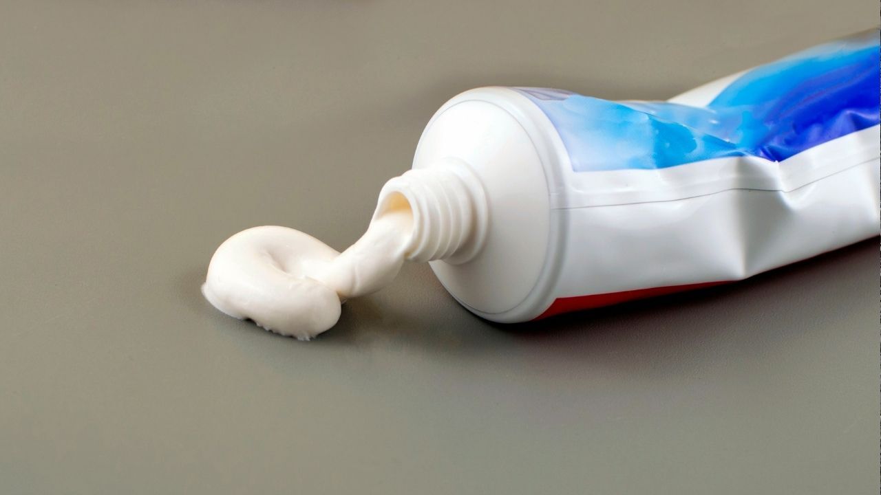 Sadece 1 damlası yetiyor! Tırnaklardaki sararmayı anında yok ediyor 5