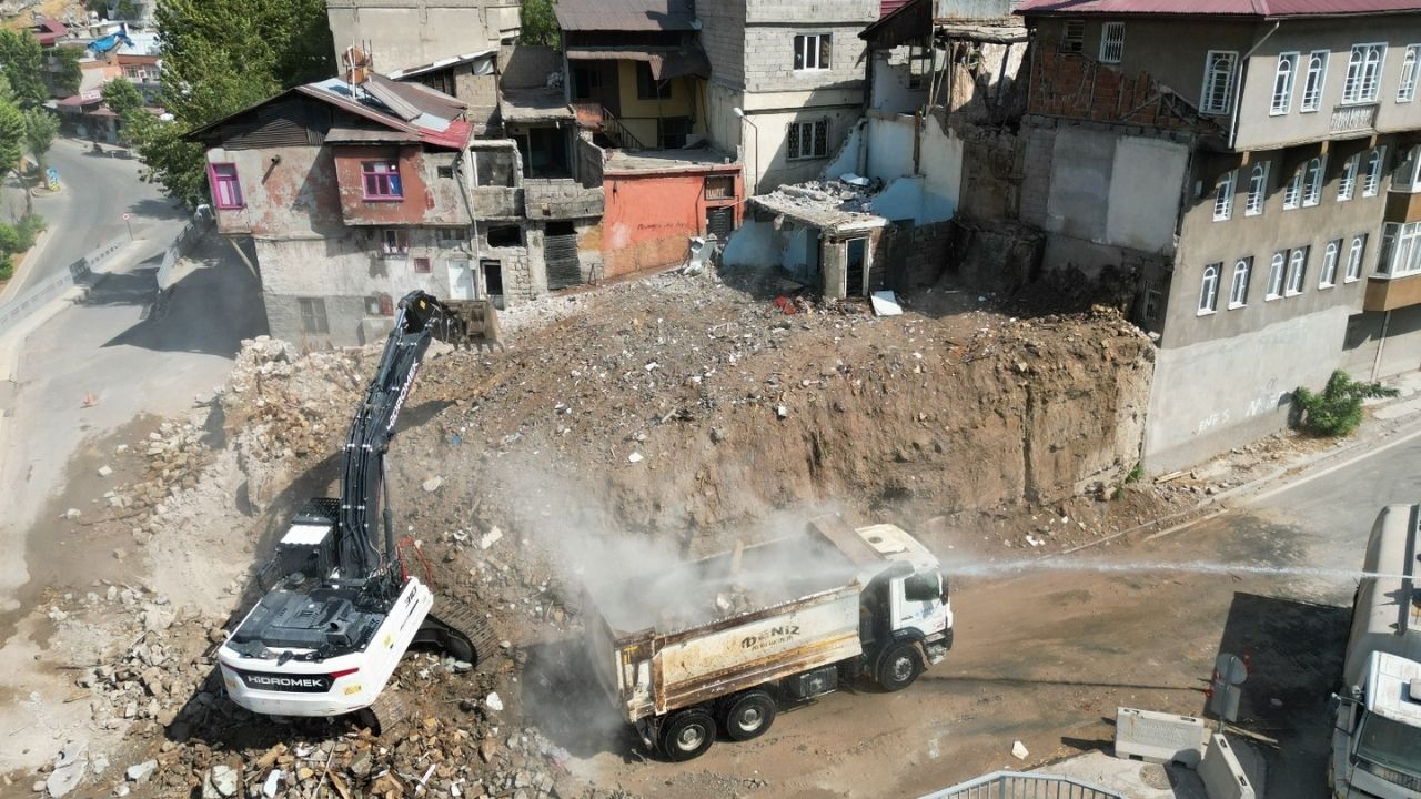 Kahramanmaraş’ta Deprem Sonrası Hasar Gören Tarihi Konaklar Yıkılıyor