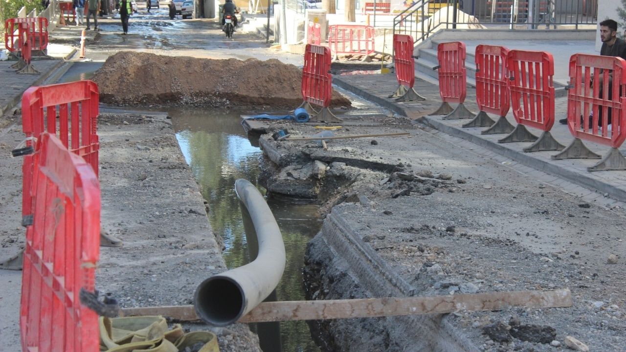 Kahramanmaraş’ta Fırlayan Tıpa Yolu Göle Çevirdi (2)