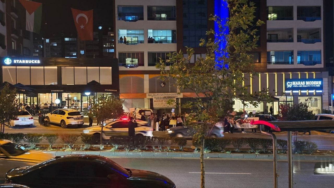 Kahramanmaraş’ta Kahve Dükkanın Önünde Filistin’e Destek Eylemi Sürüyor (1)