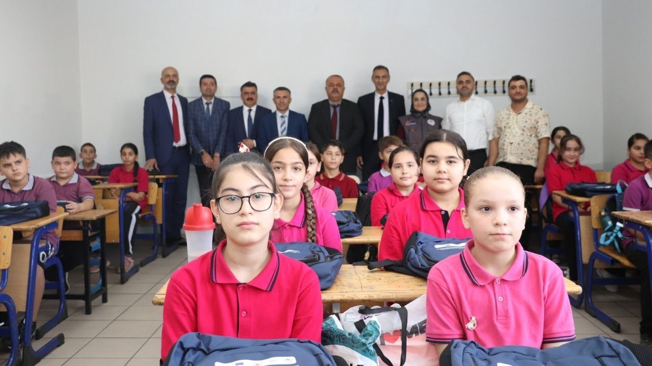 Kahramanmaraş'ta Öğrencilere Sırt Çantası Hediye Edildi