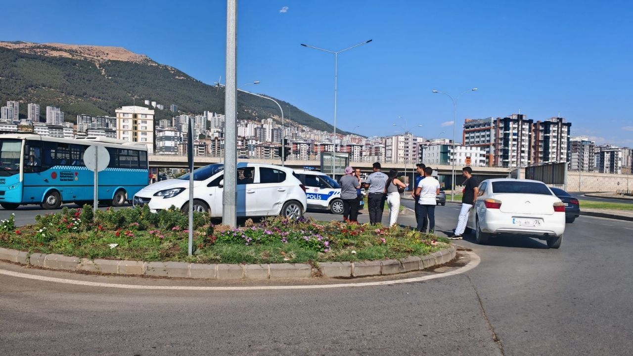 Kahramanmaraş’ta Üniversite Kavşağında Kaza (1)