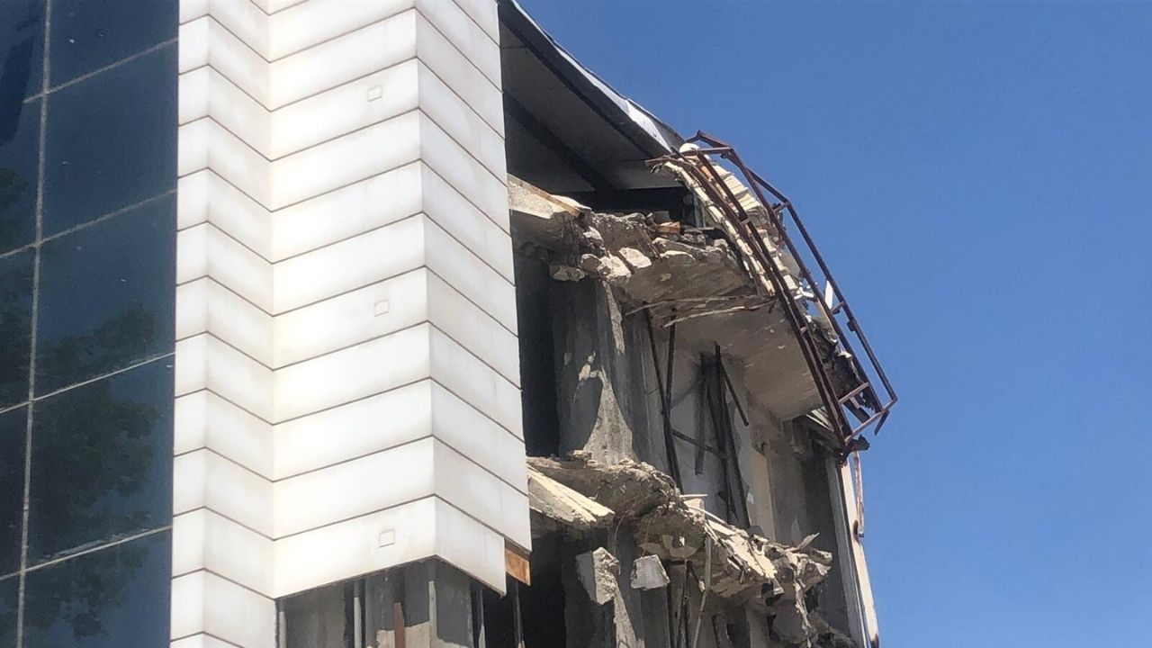 Kahramanmaraş’ta Yıkılmayan O Tek Bina Tepki Çekiyor (1)