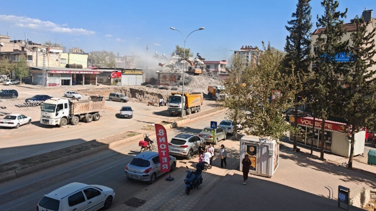 Kahramanmaraş’ta Yıkım Çalışmaları Sürüyor