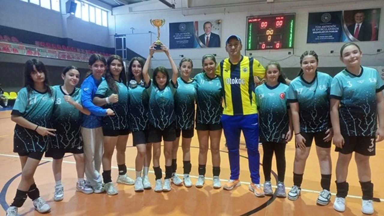 Marasgucu Kahramanmarasa Ikincilik Kupasiyla Dondu 1