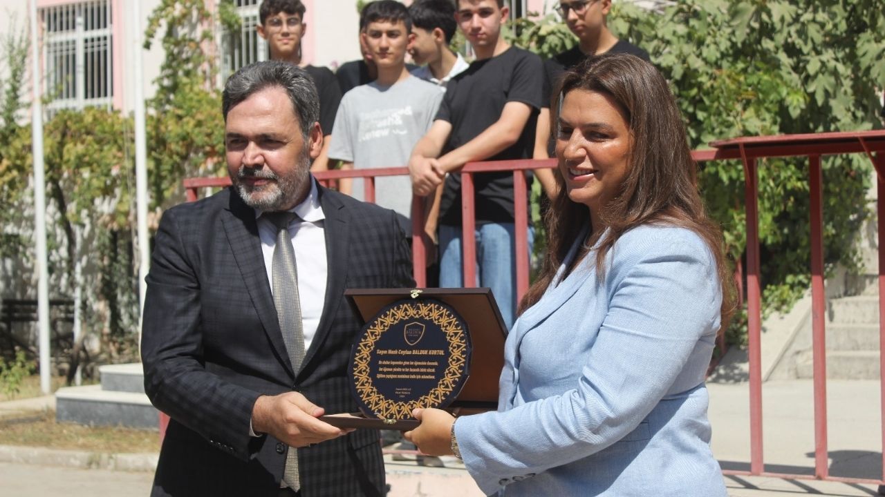 Nazlı Ceylan Balduk Kurtul’dan Öğrencilere Çanta Ve Forma Desteği (1)