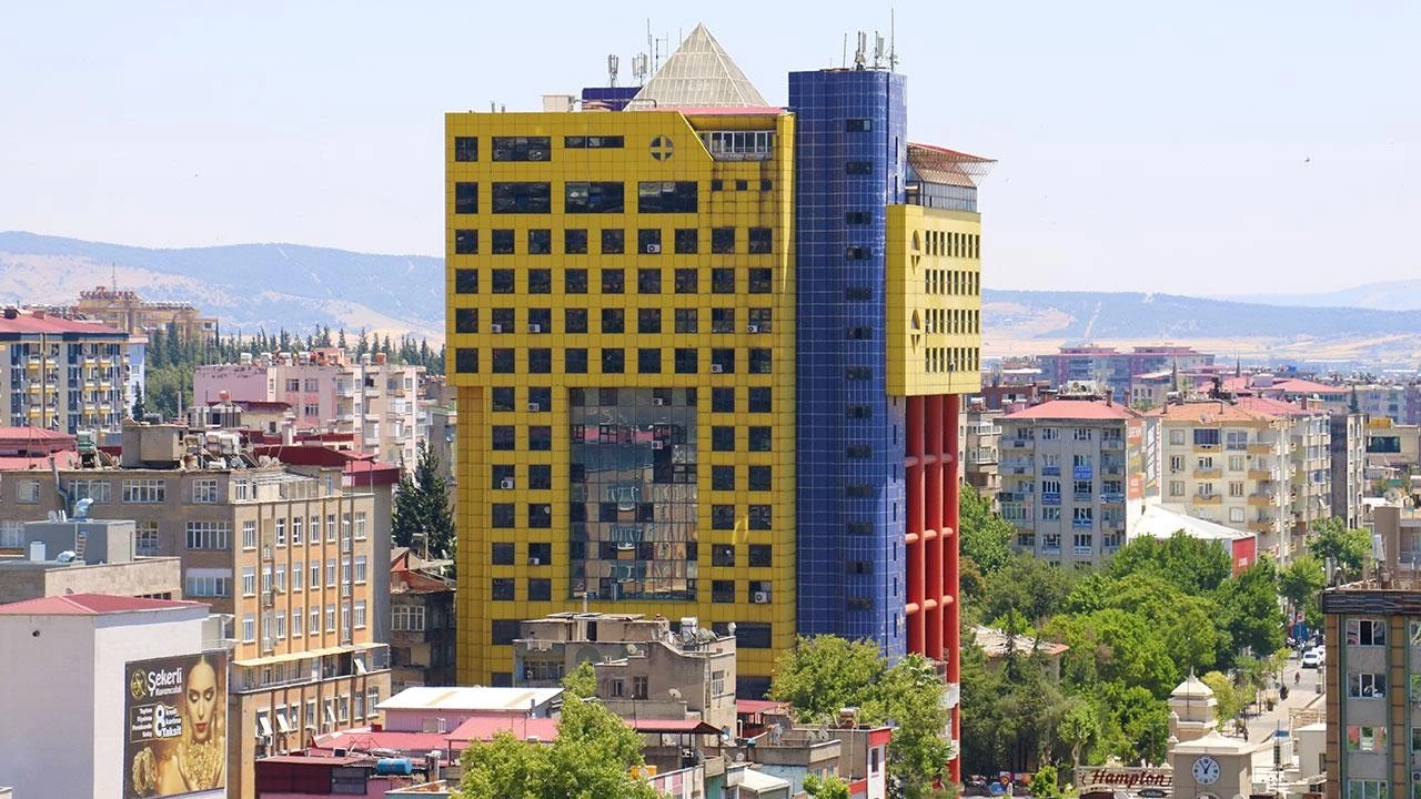 Dunyanin En Sacma Binasi Uwu B Cover