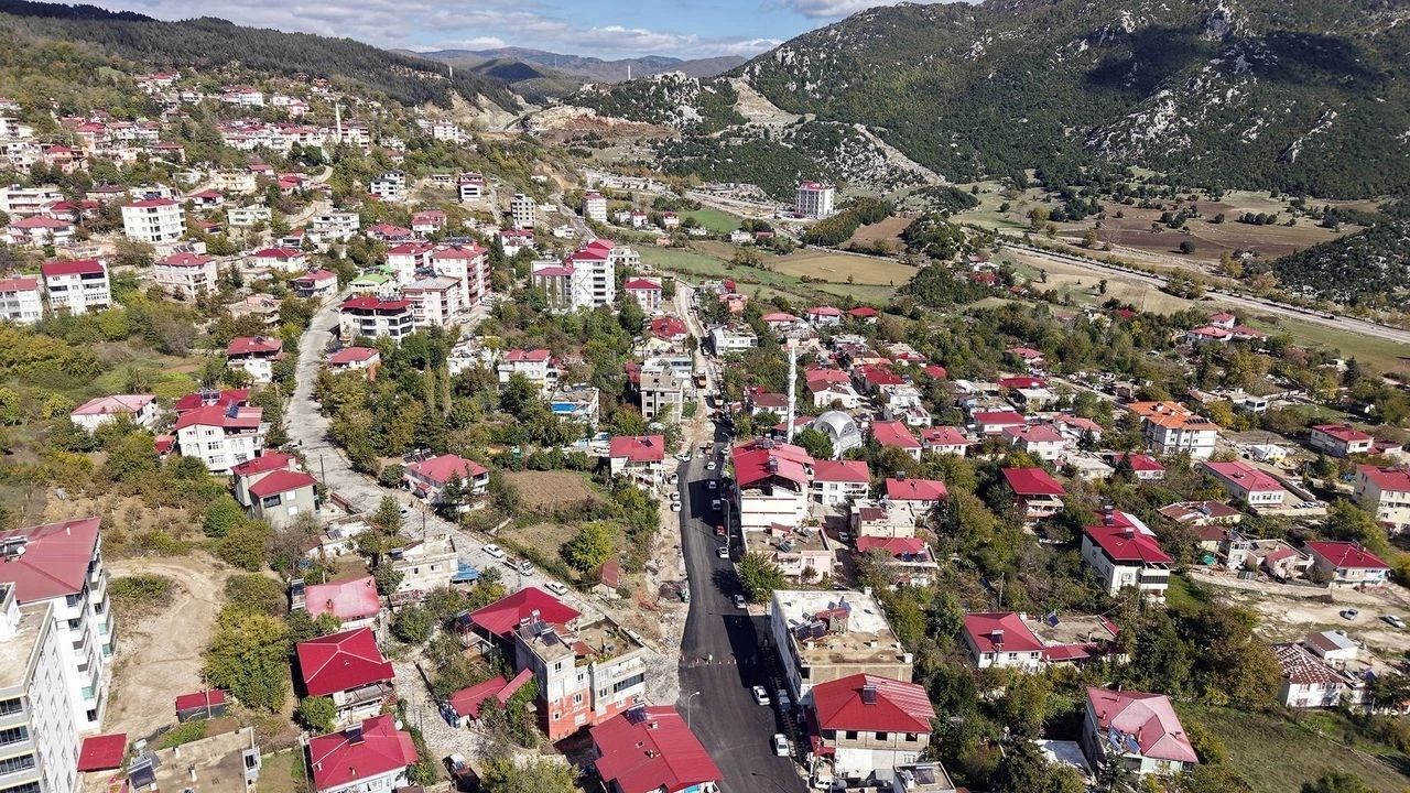 Kahramanmaraş Andırın'da 2 Kilometrelik Cadde Sıcak Asfaltla Yenileniyor (2)