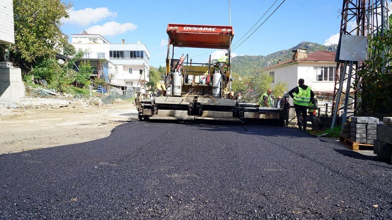 Kahramanmaraş Andırın'da 2 Kilometrelik Cadde Sıcak Asfaltla Yenileniyor