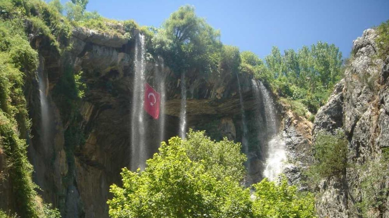 Kahramanmaraş’ın Doğal Harikası Döngel Mağaraları Güzelliğiyle Ziyaretçilerini Büyülüyor