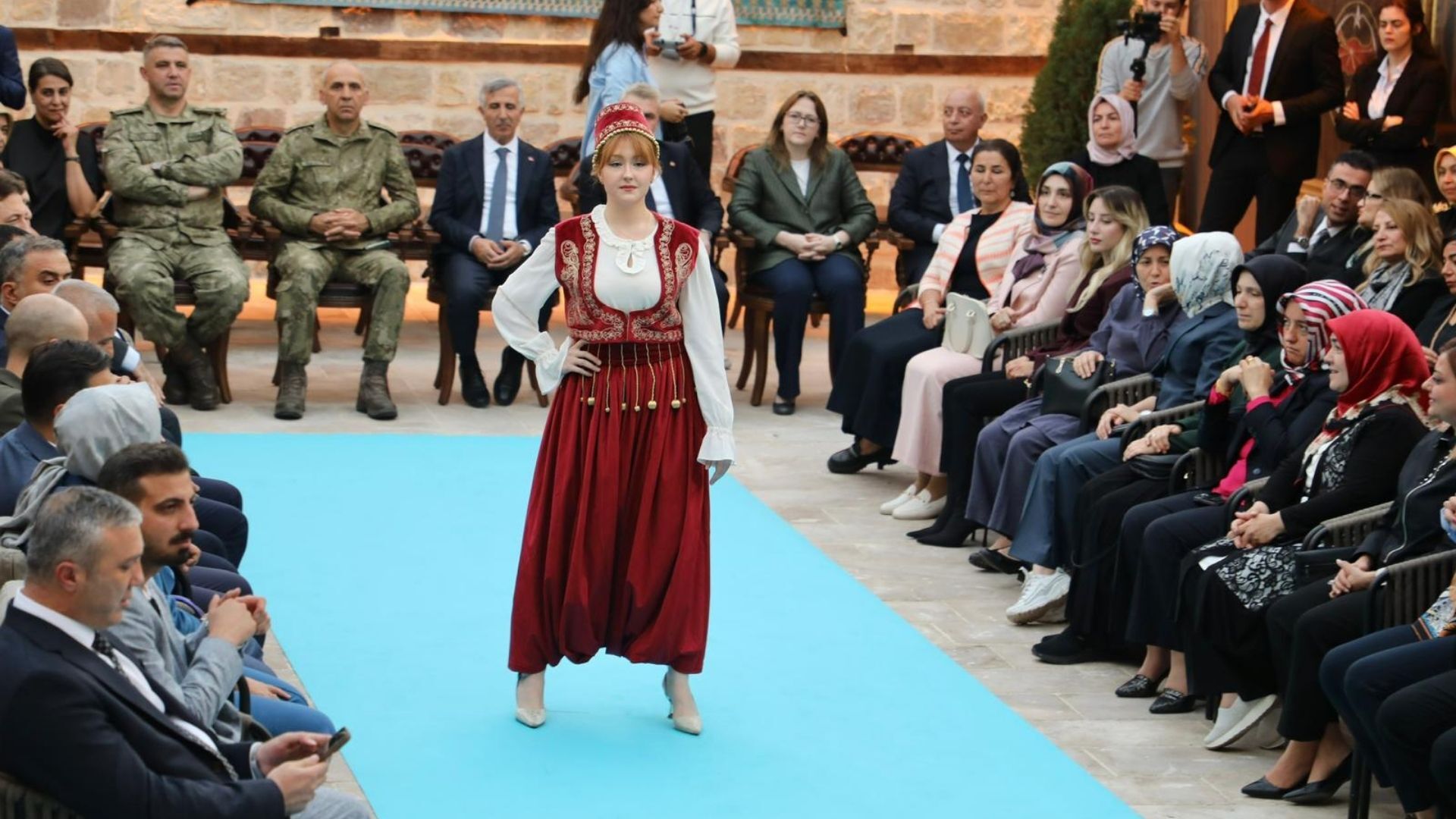 Kahramanmaraş'ın Sanat Rüzgarı Garbi Yeli Koleksiyonu Sahnelendi (3)-1