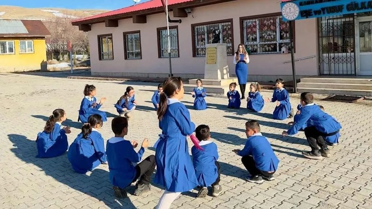 Kahramanmaraş'ta Bir Okul Mavi Önlük Geleneğini Yaşatıyor (1)