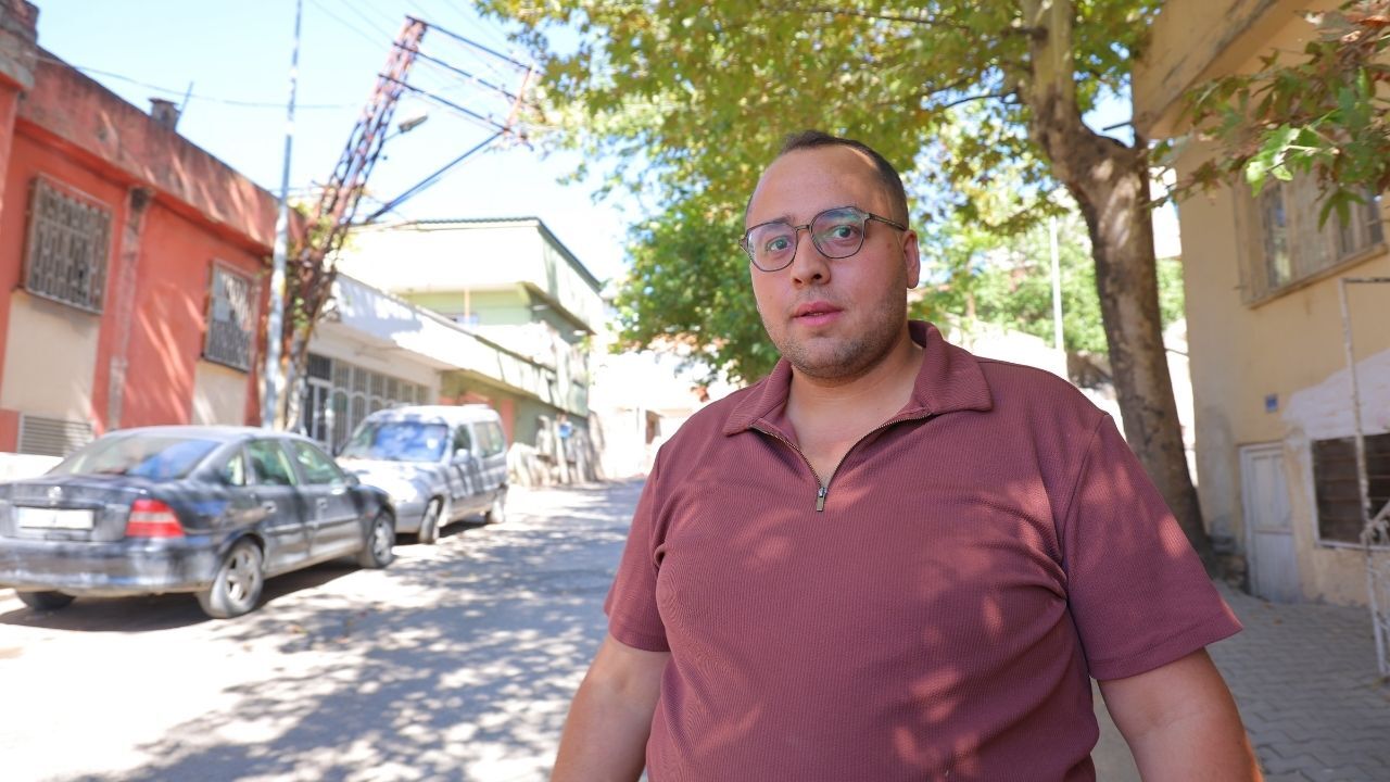 Kahramanmaraş’ta Eğik Elektrik Direği Mahalleliyi Tedirgin Ediyor (1)