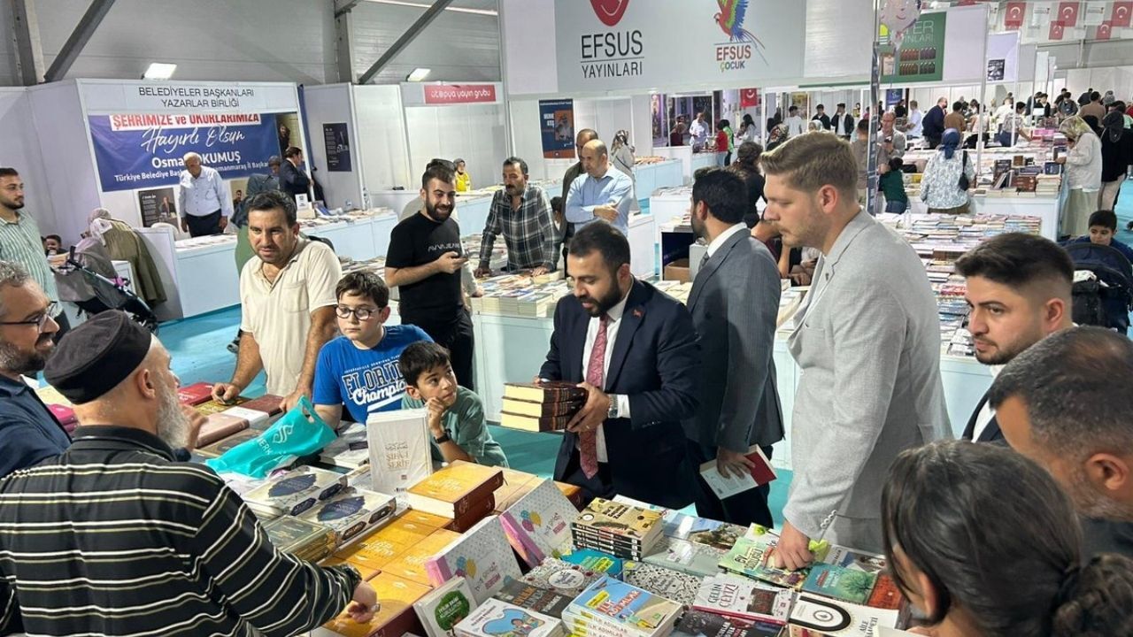 Kahramanmaraş’ta Gençlik Kolları’ndan Kitap Fuarı Ziyareti (1)