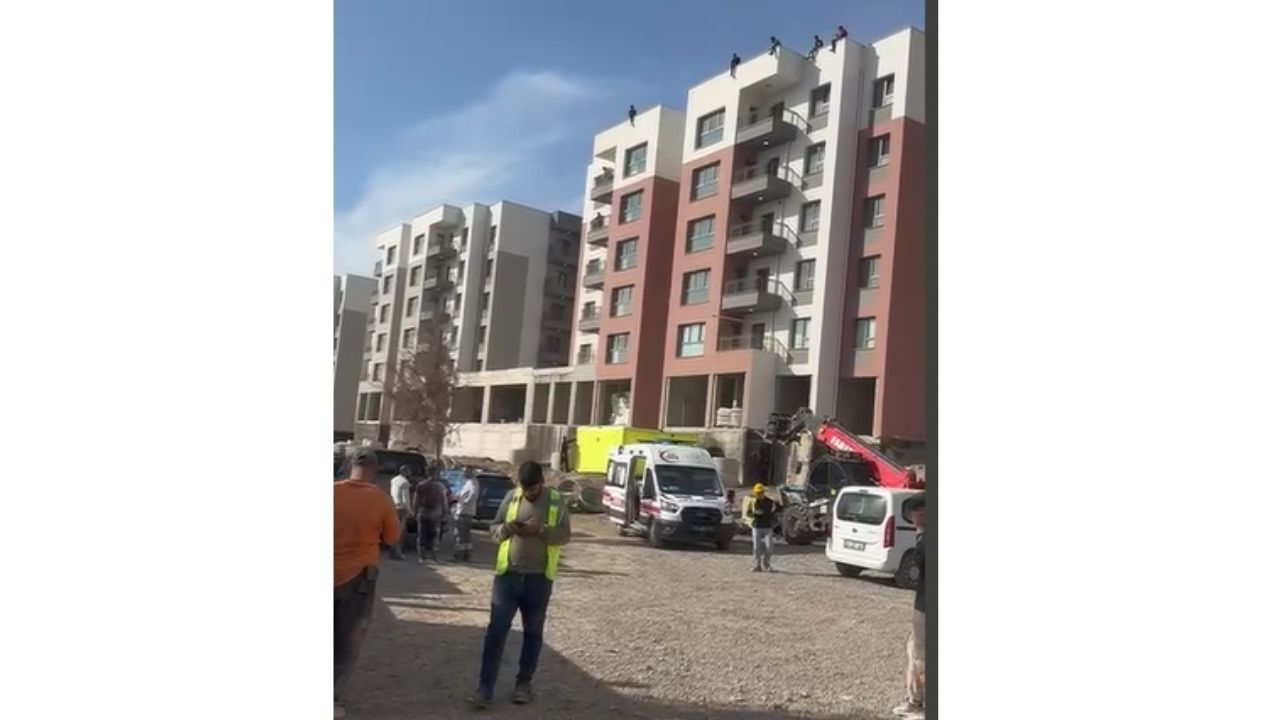 Kahramanmaraş’ta İşçiler Çatıda Eylem Başlattı (1)