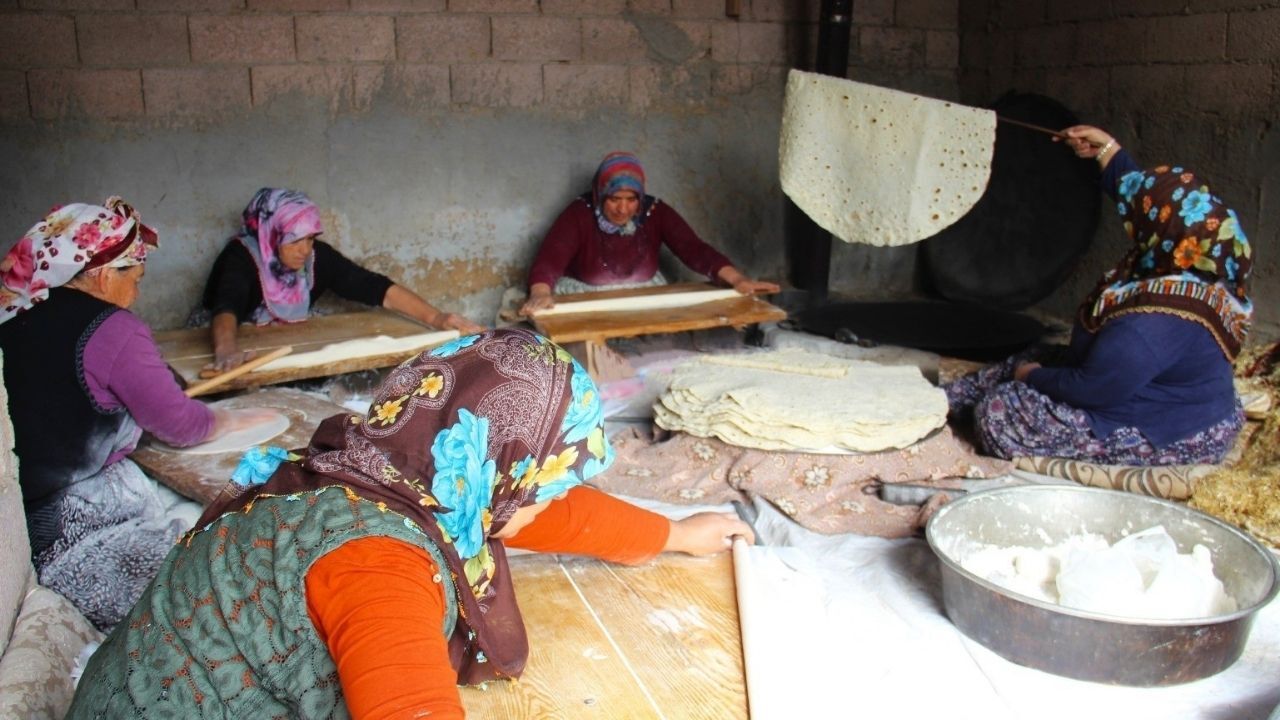 Kahramanmaraş’ta Kadınların Kış Hazırlığı Ekmekle Başladı (1)