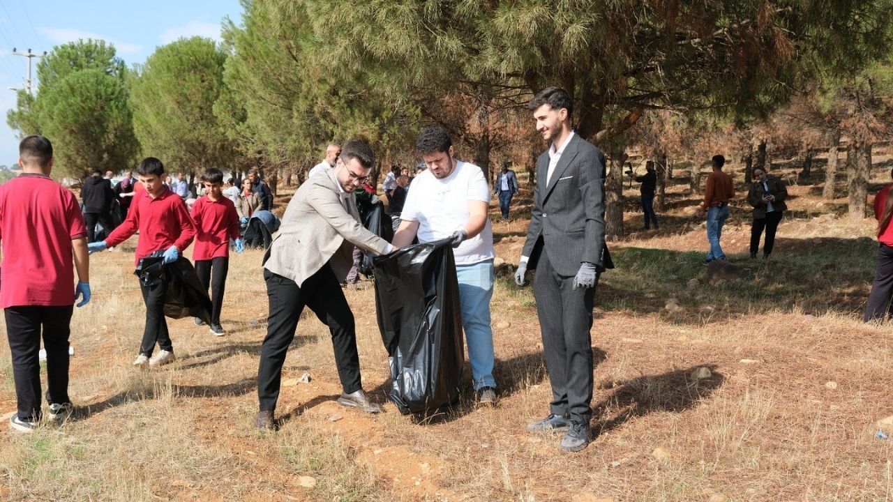 Kahramanmaraş’ta Öğrencilerden Örnek Çevre Temizliği (1)