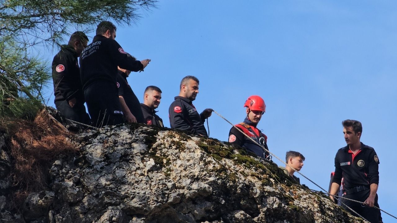 Kahramanmaraş'ta Sarp Kayalıklarda Mahsur Kalan Keçi Kurtarıldı (2)