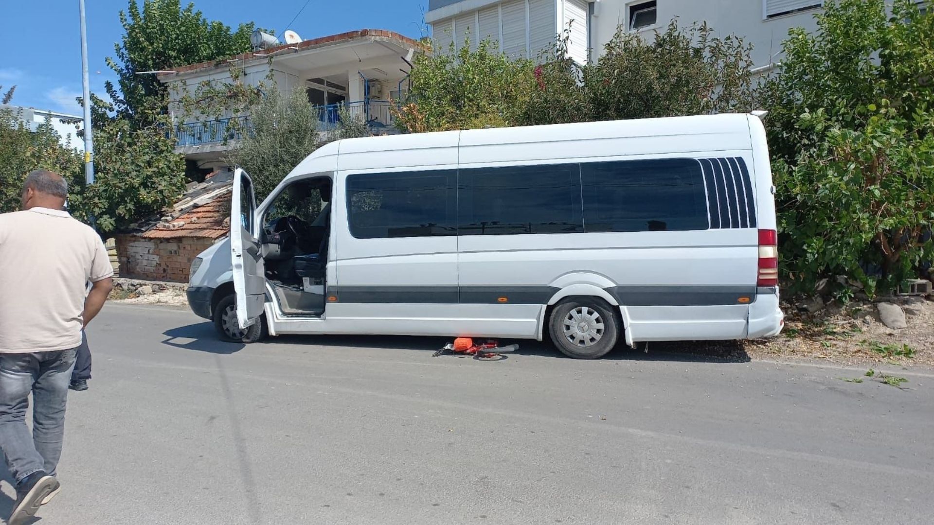 Servis Minibüsü Çocuğa Çarptı, Küçük Kız Ağır Yaralandı (1)