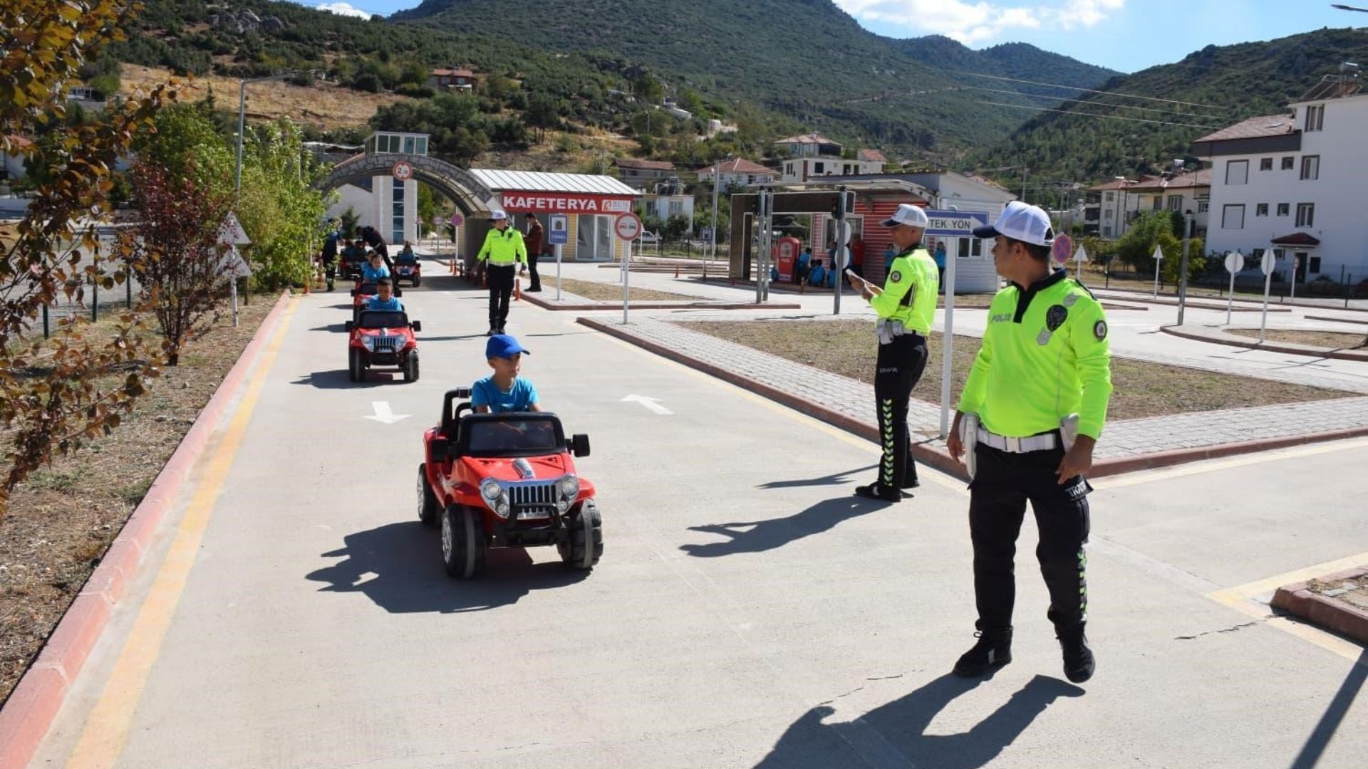 Trafik Kuralları Çocuklara Uygulamalı Olarak Öğretiliyor (1)