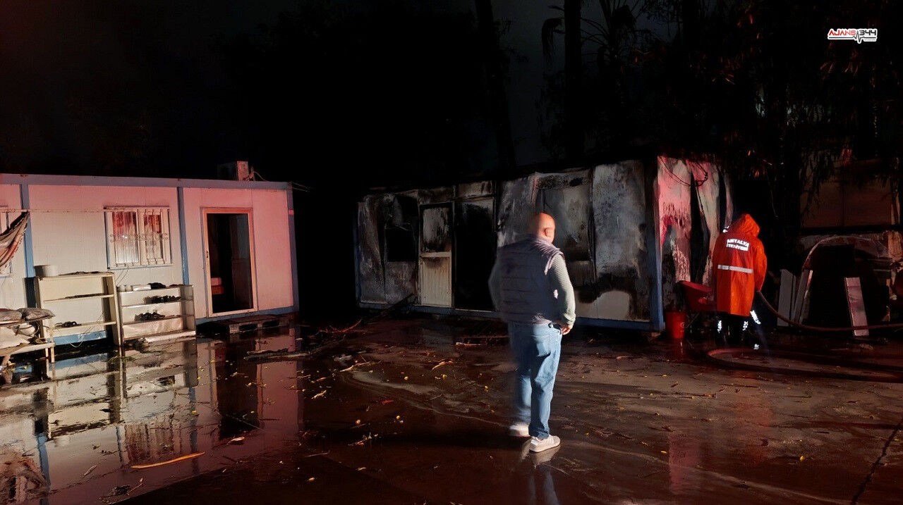 Antalya Manavgat’ta Yıldırım Yangına Neden Oldu Konteyner Küle Döndü (2)