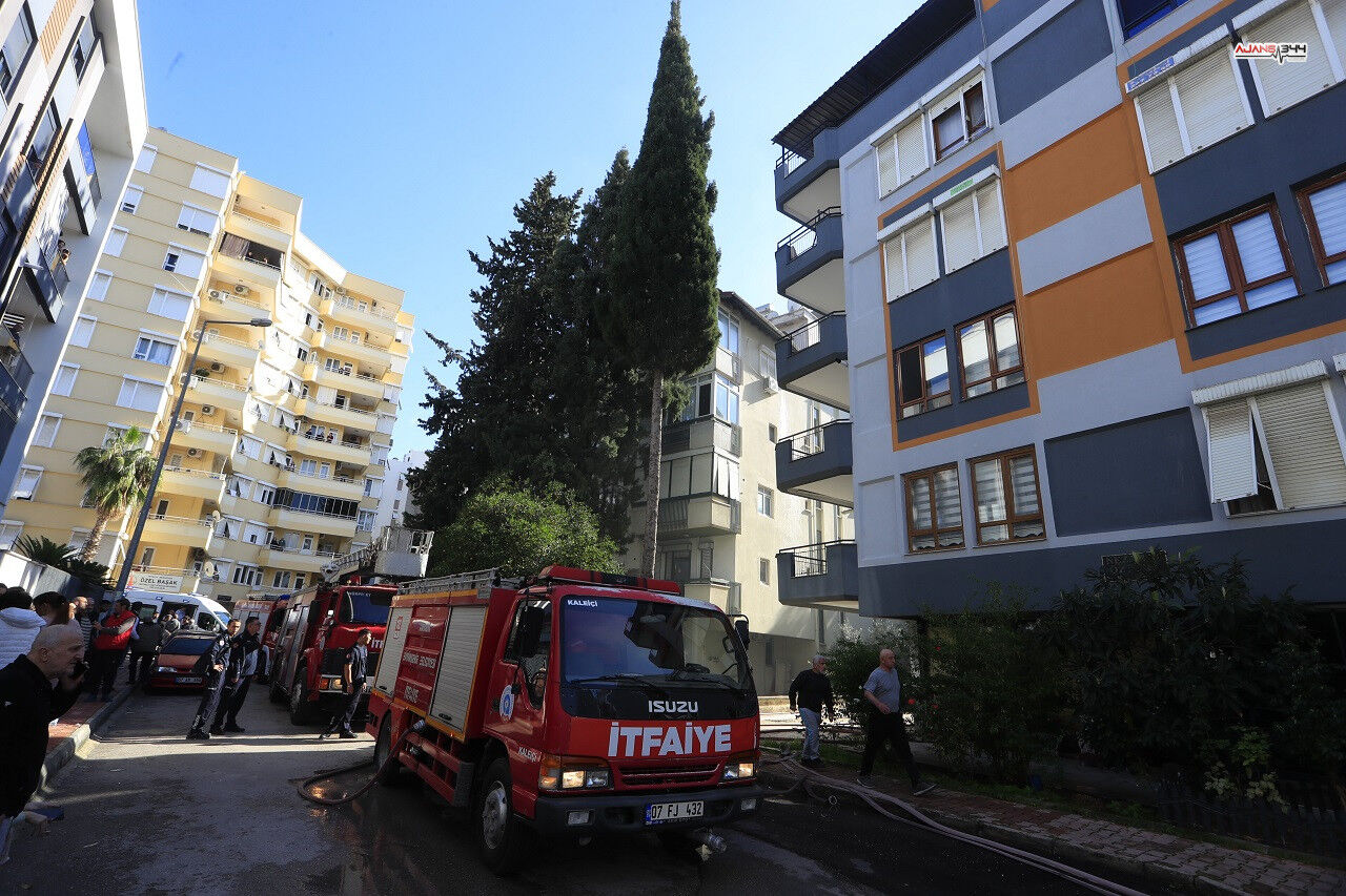 Antalya’da Apartman Yangını Korkuttu Dumanlar Teras Katı Sardı (1)