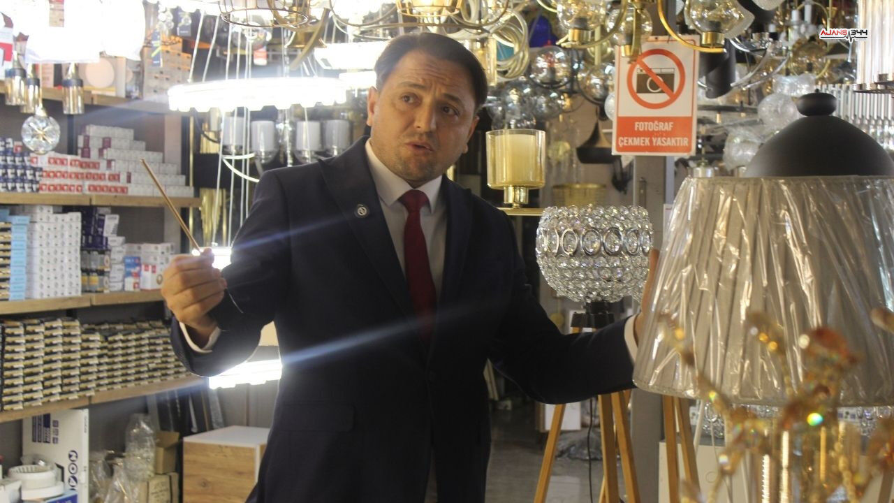 Kahramanmaraşlı Esnaf 5 Yıldır Müşterileri İçin Takım Elbise Giyiyor