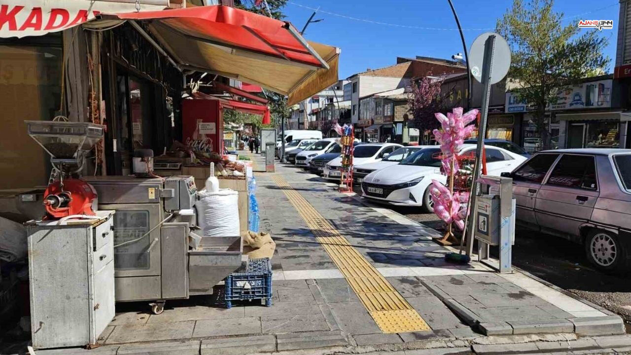 Kahramanmaraş'ta Kaldırımlar Temizleniyor (2)