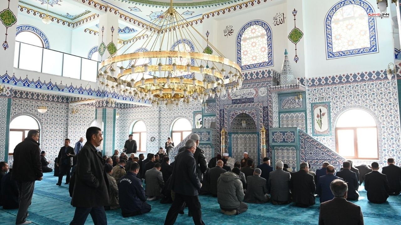 Kahramanmaraş'ta Yapımı Tamamlanan Camii İbadete Açıldı (2)