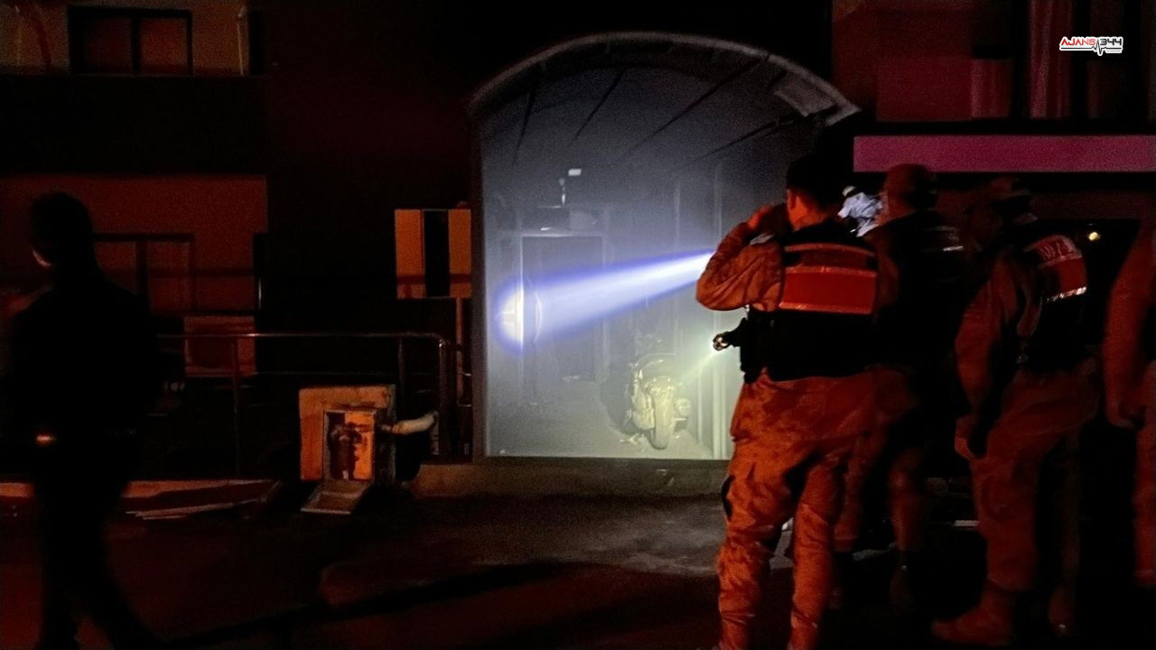 Yangin Kaçmak Ölmek 2 Ki̇si̇ Ajasn344 (2)-1