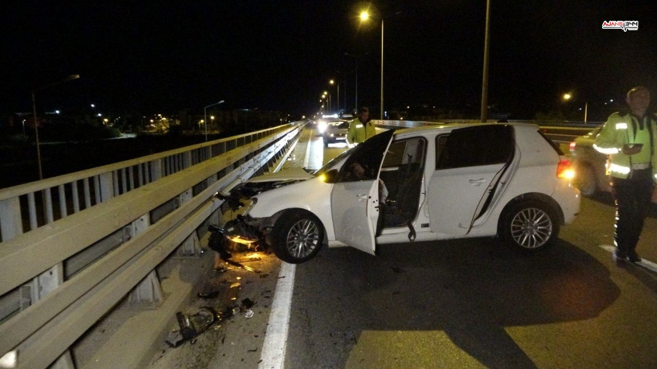 Bariyere Çarpan Otomobil Ajans344