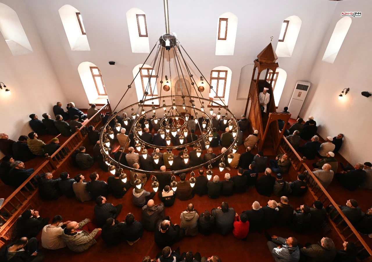 Depremde Ağır Hasar Alan Duraklı Camii, Yeniden İbadete Açıldı (2)