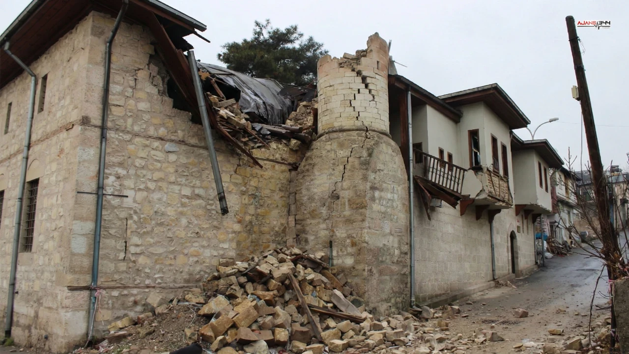 Depremde Ağır Hasar Alan Duraklı Camii, Yeniden İbadete Açıldı (4)
