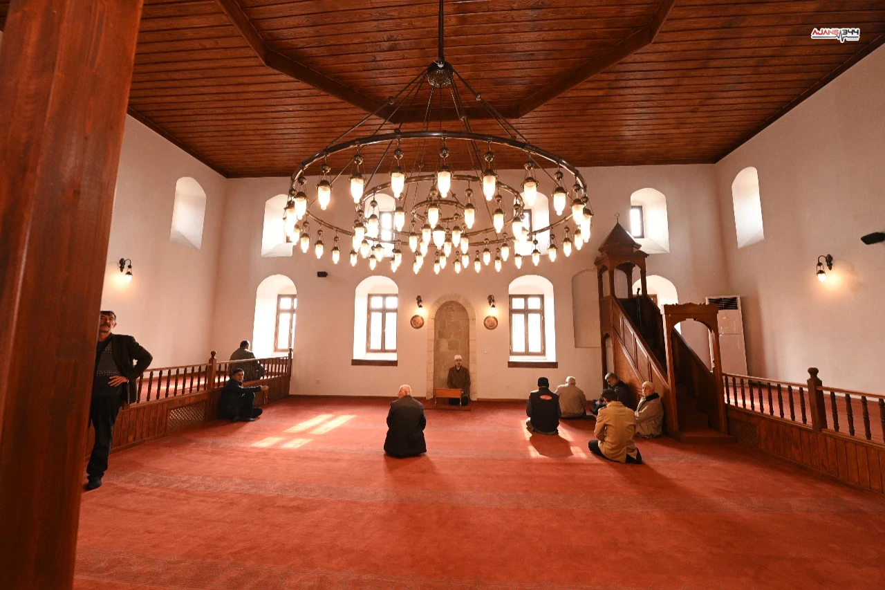 Depremde Ağır Hasar Alan Duraklı Camii, Yeniden İbadete Açıldı (6)